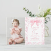 Pink Bow Toile Chinoiserie 1. Geburtstag Foto Einladung (Stehend Vorderseite)