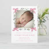 Pink Bows Greenery Christmas Berries Baby Ankündigung (Stehend Vorderseite)