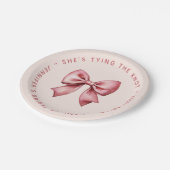 Pink Bridal Shower Red Bow She's Tying the Knot Pappteller (Schrägansicht)