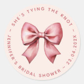 Pink Bridal Shower Red Bow She's Tying the Knot Runder Aufkleber (Vorderseite)