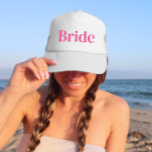 Pink Bride Bachelorette Trucker Hat Truckerkappe<br><div class="desc">Spaß,  kokett rosa mit einfacher vertikaler Blockschrift für die Braut zum Tragen am Junggeselinnen-Abschied. Hübsche Sake Gunst für Ihr Girls Wochenende! Nachricht,  wenn du etwas Anderes will als das,  was du hier siehst-glücklich,  etwas für dich maßgeschneidert zu schaffen.</div>