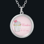 Pink Bridesmaid Cupcake Wedding Geschenk Necklace Versilberte Kette<br><div class="desc">Necklace zeigt eine originale Marker-Abbildung eines mattierten Kuchens auf einem hellrosa Hintergrund und BRIDESMAID in einem lustigen rosa Schriftart. Personalisieren Sie sich einfach mit Ihrem Veranstaltungsdatum. Ein perfektes Geschenk für Ihre Brautjungfrauen!</div>