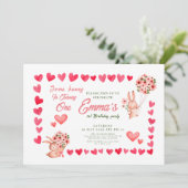 Pink Bunny Floral erster Geburtstag Einladung (Stehend Vorderseite)