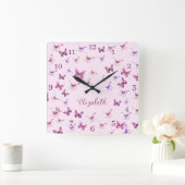 Pink Butterflies Pattern Custom Name Quadratische Wanduhr (Zuhause)