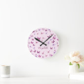 Pink Butterflies Pattern Custom Name Runde Wanduhr (Zuhause)