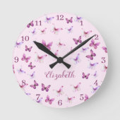 Pink Butterflies Pattern Custom Name Runde Wanduhr (Vorderseite)