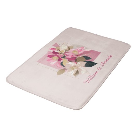 Pink Camellia Bloom Bath Mat Badematte (Schrägansicht)