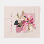 Pink Camellia Bloom Fleece Blanket (Vorderseite (Horizontal))