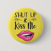 Pink cartoon lips Shut up and kiss me yellow Button (Vorderseite)