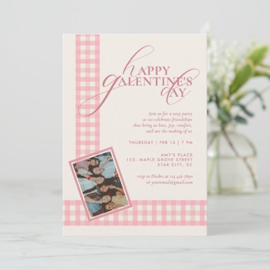 Pink Check Minimal Elegant Typography Galentine's Einladung (Stehend Vorderseite)