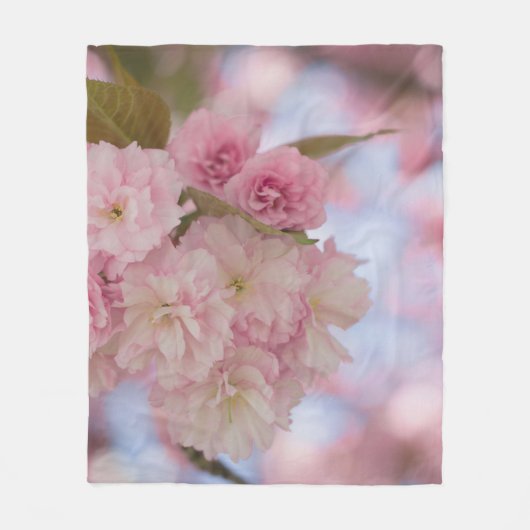 PINK CHERRY BLOSSOM IN NAH-OBEN-FOTOGRAFIE FLEECEDECKE (Vorderseite)