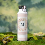 Pink Cherry Blossom Wreath Monogramm Trinkflasche<br><div class="desc">Diese elegante und moderne Wasserflasche verfügt über ein Monogramm mit einem Kirschblütenkranz auf weißem Hintergrund mit rosa Streifen. Personalisieren Sie es für Ihre Bedürfnisse. In meinem Geschäft finden Sie passende Produkte.</div>
