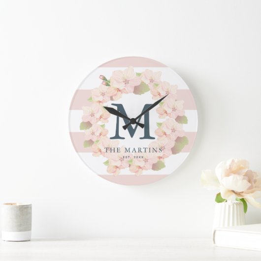 Pink Cherry Blossom Wreath Strip Monogramm Große Wanduhr (Zuhause)