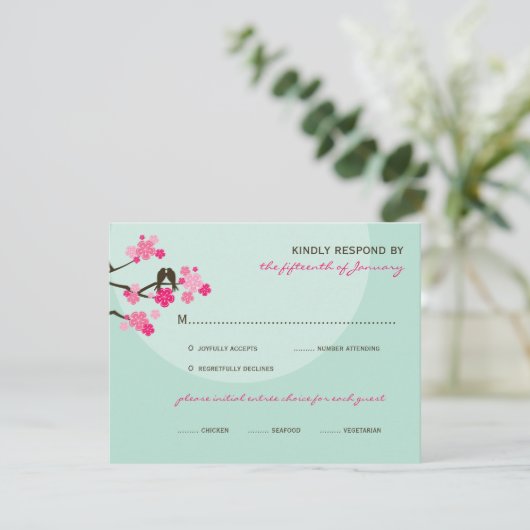 Pink Cherry Blossoms Love Birds Wedding RSVP Card (Stehend Vorderseite)
