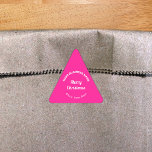 Pink Christmas Business Triangle Shape Sticker<br><div class="desc">Frohe Weihnachten! Einer der bekanntesten Feiertage des Jahres. Es ist auch eine der besten Jahreszeiten für Werbung für Ihr Unternehmen. Triangle-Form Aufkleber mit fröhlichen Weihnachtsgrüßen, Ihrem Firmennamen, Stadt oder Stadt und Staat. Sie können es als Zubehör für Ihr Produktverpackungsmaterial verwenden, um Ihren Produktnamen zu fördern. Sie können es auch als...</div>