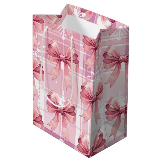 Pink Christmas Kariert Snowflakes Bow Coquette Mittlere Geschenktüte (Rückseite Schrägansicht)