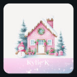 Pink Christmas Personalisiert Gingerbrett House Quadratischer Aufkleber<br><div class="desc">Genießen Sie Ihre Urlaubspakete mit diesem hübschen Pink Weihnachtsdorf-Lebkuchenaufkleber. Es verfügt über ein frostiges, schneebedecktes Pink-Lebkuchenhaus mit Leckereien, begleitet von einem winzigen Schneemann und umgeben von Winterkiefern. Die Unterseite des Aufklebers ist rosa, mit weißen Punkten gesprenkelt, um den fallenden Schnee nachzuahmen. Fügen Sie einen Namen hinzu, um dieses niedliche Design...</div>