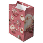 Pink Christmas Retro Santa Gift Bag Mittlere Geschenktüte (Vorderseite Schrägansicht)
