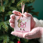 Pink Christmas Retro Vintager Weihnachtsmann Brief Keramikornament<br><div class="desc">Fügen Sie Ihrem Urlaubsstil eine Touch Retro-Charme hinzu mit unserem pinkfarbenen Weihnachtsmann-Lieferschmuck. Dieses reizvolle Ornament besticht durch ein skurriles Aquarelldesign eines rosa Santa Claus im Retrostil, das einen Sack von Geschenken trägt, der bereit ist, feierlichen Beifall zu verbreiten. Das Ornament enthält Ihren Namen und das Jahr zusammen mit einem Monogramm....</div>