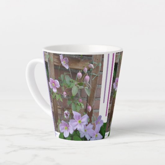 Pink Clematics Blume Latte Tasse (Linke Ecke)