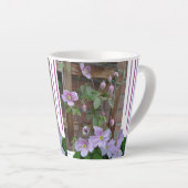Pink Clematics Blume Latte Tasse (Rechte Ecke)