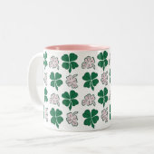 Pink Clover Kleeblatt Pattern St Patrick`s Day Zweifarbige Tasse (Vorderseite Links)