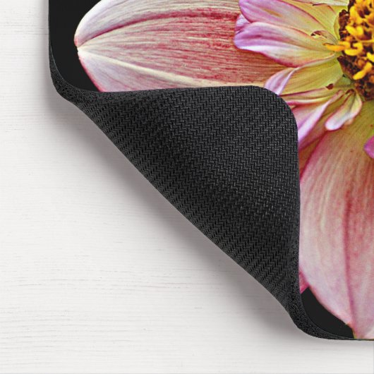 Pink Collarette Dahlia auf der schwarzen Flora Mousepad (Ecke)