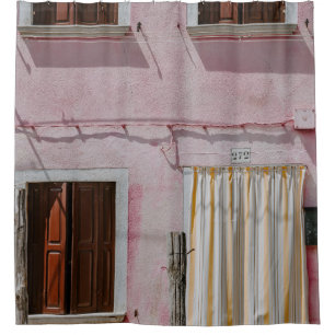 PINK CONCRETE HOUSE MIT DREI FENSTER UND EINEM DOK DUSCHVORHANG