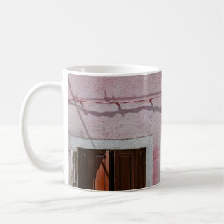 PINK CONCRETE HOUSE MIT DREI FENSTER UND EINEM DOK KAFFEETASSE