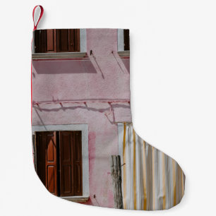 PINK CONCRETE HOUSE MIT DREI FENSTER UND EINEM DOK KLEINER WEIHNACHTSSTRUMPF