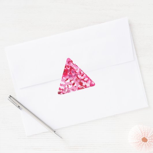 Pink Confetti Hearts Dreieckiger Aufkleber (Umschlag)