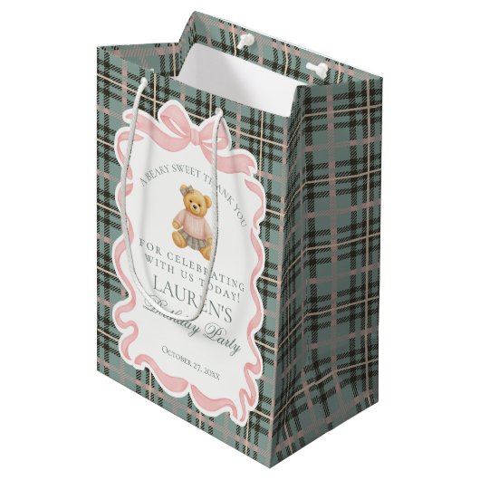 Pink Coquette Bow Bear Tartan Birthday Favors Mittlere Geschenktüte (Vorderseite Schrägansicht)