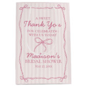 Pink Coquette Bow Pastell Brautparty Gefallen Mittlere Geschenktüte (Vorderseite)