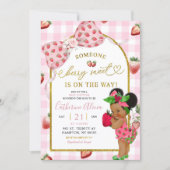 Pink Coquette Gingham Strawberry Sweet Baby Shower Einladung (Vorderseite)