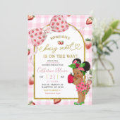 Pink Coquette Gingham Strawberry Sweet Baby Shower Einladung (Stehend Vorderseite)