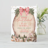 Pink Coquette Rustic Winter Forest 1st Birthday Einladung (Stehend Vorderseite)