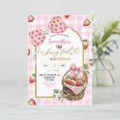 Pink Coquette Strawberry Gingham First Birthday Einladung (Stehend Vorderseite)