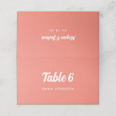 Pink Coral Minimalistisches Skript Hochzeit Platzkarte (Außenseite Aufgefaltet)