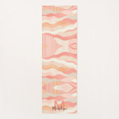 Pink Coral Stripes Waves Muster Name Monogram Yogamatte (Vorderseite)