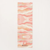 Pink Coral Stripes Waves Muster Name Monogram Yogamatte (Rückseite)