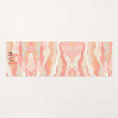 Pink Coral Stripes Waves Muster Name Monogram Yogamatte (Vorderseite (Horizontal))