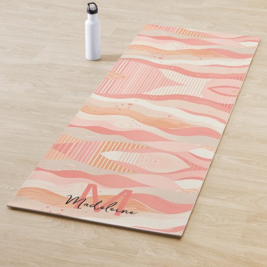 Pink Coral Stripes Waves Muster Name Monogram Yogamatte (Beispiel)