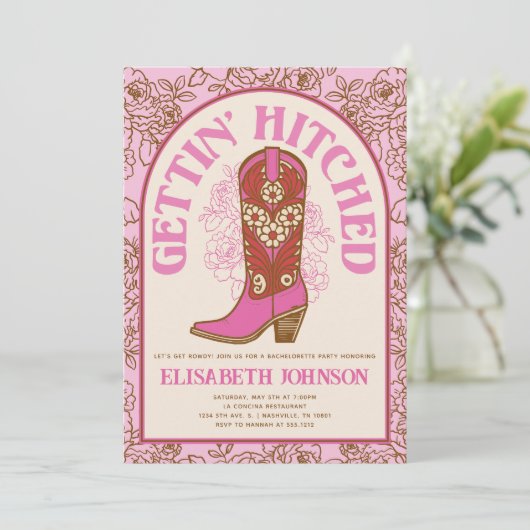 Pink Cowboy Boot Gettin' Hitched Bachelorette Einladung (Stehend Vorderseite)