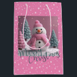 Pink Crocheted Christmas Snowman Mittlere Geschenktüte<br><div class="desc">Pink Crocheted Weihnachten Schneemann Geschenktasche Hübsch rosa Hintergrund. Snowmans Hat,  Scarf und Bäume sind von einem kreierten,  digital kreierten Design. Frohe Weihnachten geschrieben über den Boden in einer grünen Farbe,  Schneeflocken zu decken. Jeder würde Liebe haben,  ein Geschenk in dieser Tasche zu bekommen.</div>