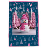 Pink Crocheted Snowman Winter Wonderland Mittlere Geschenktüte (Vorderseite)