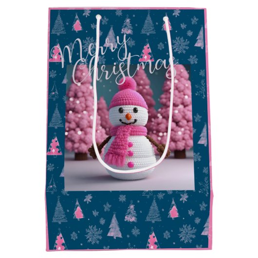Pink Crocheted Snowman Winter Wonderland Mittlere Geschenktüte (Rückseite)