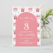 Pink Crowns Fairy Tale Kindergeburtstag Party Einladung (Stehend Vorderseite)