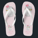 Pink Cupcake Brautparty Geschenk Hochzeit Flip Flo Badesandalen<br><div class="desc">Flip-Flops verfügen über eine originale Marker-Abbildung eines Vanillekuchens mit Zuckerguss,  Sprinklen und einem rosa Herz. Einfach mit Ihren Namen und Daten für eine einzigartige Gastgeschenk Hochzeit oder Brautjungfrau personalisieren!</div>