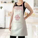 Pink Cupcake Glitzer Tropfen Gold Bäckerei Koch Schürze<br><div class="desc">Hier ist ein wunderbarer Weg, um den Spaß des Backens zu ergänzen. Genießen Sie die kulinarischen Abenteuer, wenn Sie diese elegante, raffinierte, einfache und moderne Schürze tragen. Ein funkelnd, Rose goldener Kuchen, Glitzer-Tropfen und dunkelgraue handgeschriebene Typografie überlagern ein Imitat aus metallischem Champagner-Gold-Hintergrund. Personalisieren Sie Ihre Daten mit Ihrem Namen oder...</div>