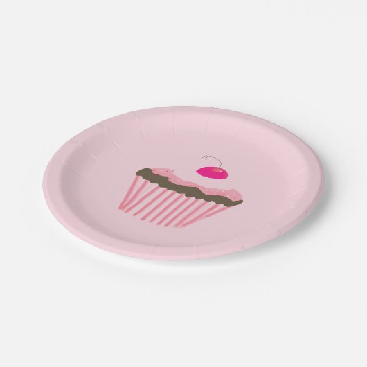 Pink Cupcake mit einer Kirsche oben Pappteller (Schrägansicht)
